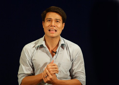 Nam vương Tiến Đoàn làm nhân viên 'quèn'