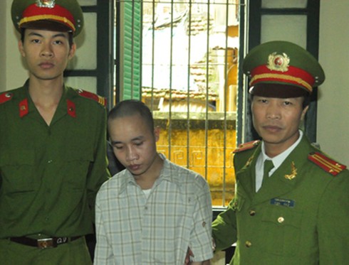 Nhậu xỉn, đè trẻ em ra “xử”