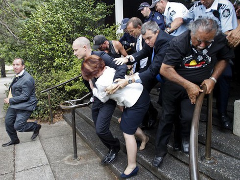 Thủ tướng Úc mất giầy khi đang chạy thoát thân