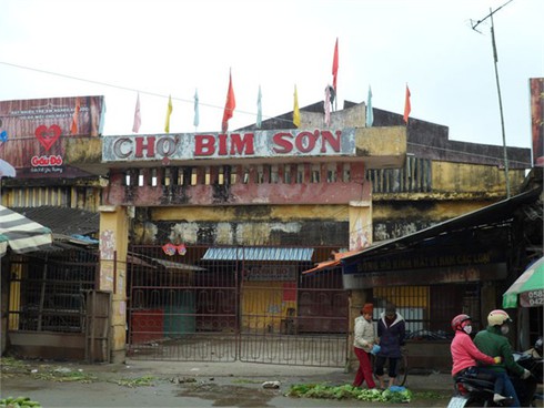 Thanh Hóa: Hơn 700 tiểu thương tập trung phản đối xây chợ mới