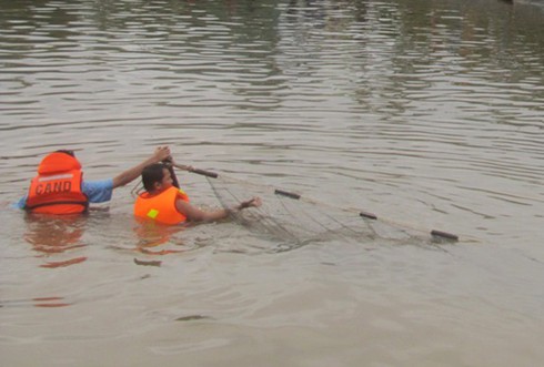 Quảng Nam: Hai học sinh bị sóng biển cuốn trôi mất tích
