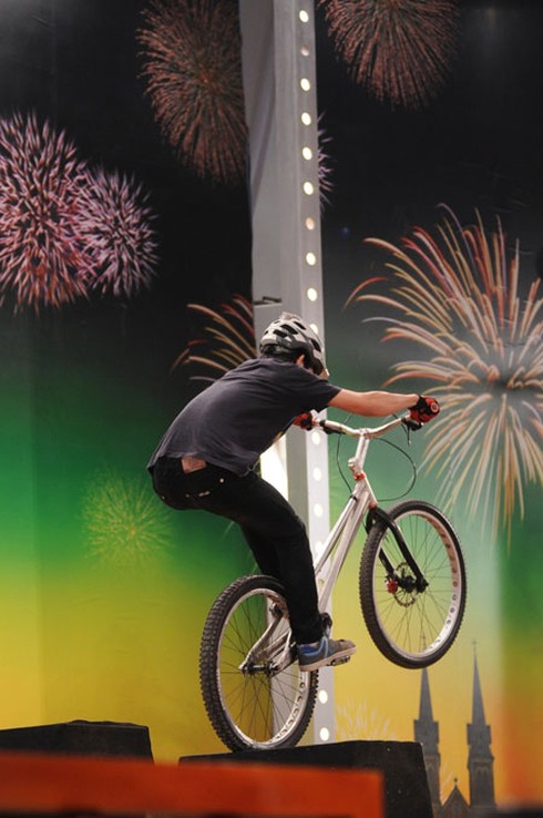 Xe đạp mạo hiểm lên sân khấu Got Talent