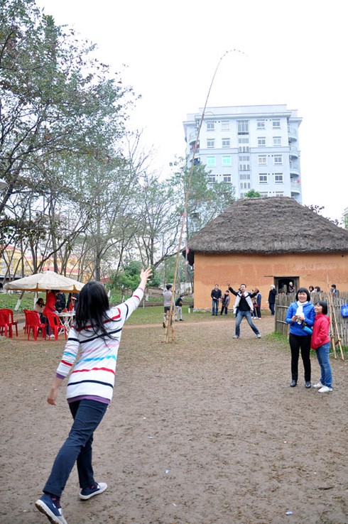Người Hà Nội đi... bắt chạch trong chum