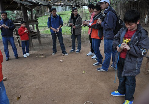 Người Hà Nội đi... bắt chạch trong chum