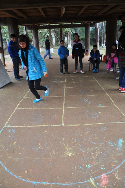 Người Hà Nội đi... bắt chạch trong chum