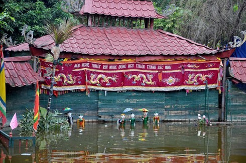 Người Hà Nội đi... bắt chạch trong chum
