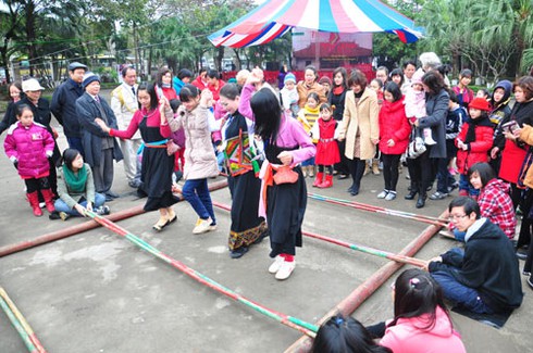 Người Hà Nội đi... bắt chạch trong chum