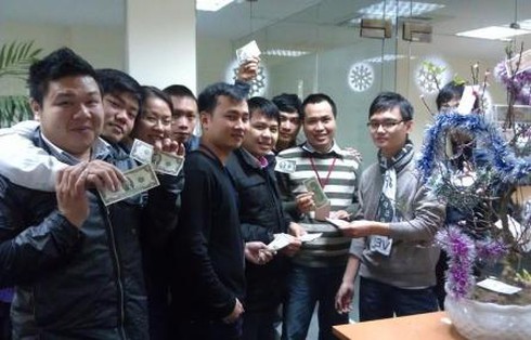 Công sở “rộn ràng” lì xì đầu năm