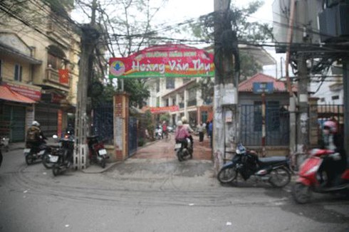 Học sinh thấp thỏm, đi muộn ngày đầu đổi giờ