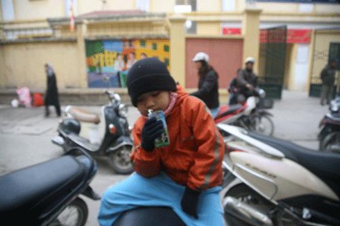 Học sinh thấp thỏm, đi muộn ngày đầu đổi giờ