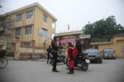 Học sinh thấp thỏm, đi muộn ngày đầu đổi giờ