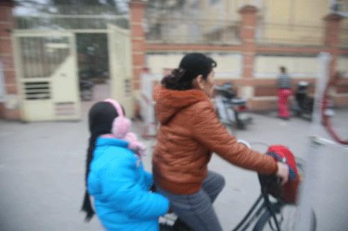 Học sinh thấp thỏm, đi muộn ngày đầu đổi giờ