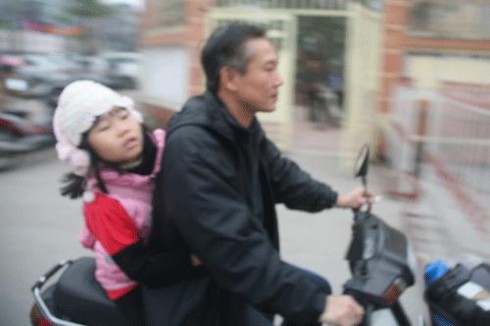 Học sinh thấp thỏm, đi muộn ngày đầu đổi giờ