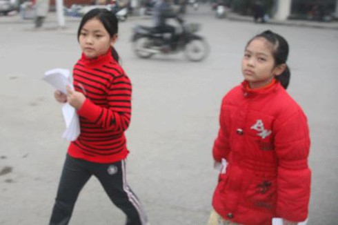 Học sinh thấp thỏm, đi muộn ngày đầu đổi giờ