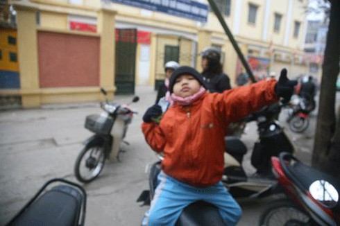 Học sinh thấp thỏm, đi muộn ngày đầu đổi giờ