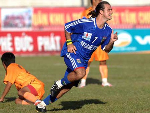 Đôi co lời nói sau sự cố bạo lực trên sân Thống Nhất