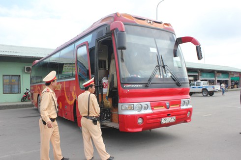 Đà Nẵng: Tạm giữ xe `nhồi` khách gấp đôi quy định