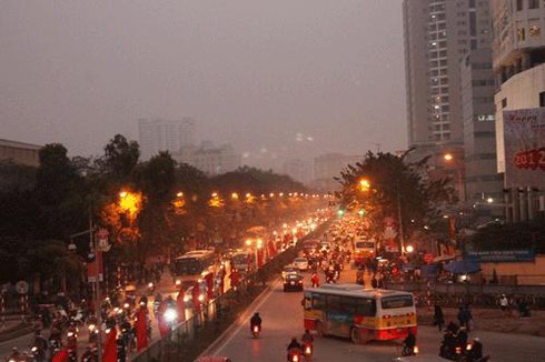 Cận cảnh giao thông Hà Nội trước và sau đổi giờ