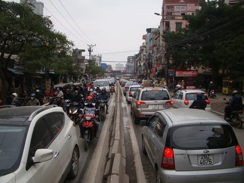 Cận cảnh giao thông Hà Nội trước và sau đổi giờ
