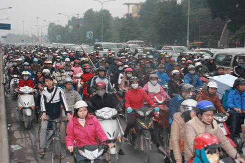 Cận cảnh giao thông Hà Nội trước và sau đổi giờ