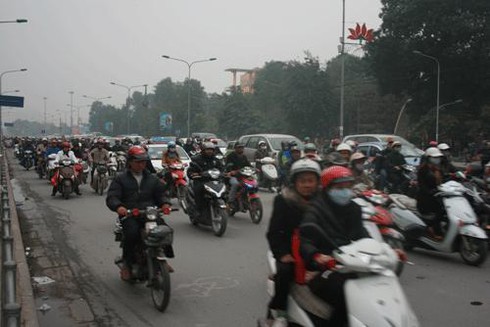 Cận cảnh giao thông Hà Nội trước và sau đổi giờ