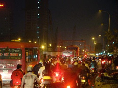 Cận cảnh giao thông Hà Nội trước và sau đổi giờ