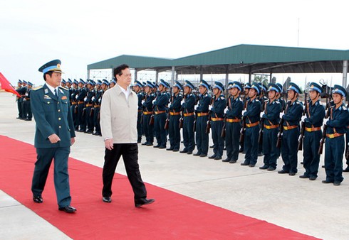 Thủ tướng Nguyễn Tấn Dũng thăm Trung đoàn không quân 940