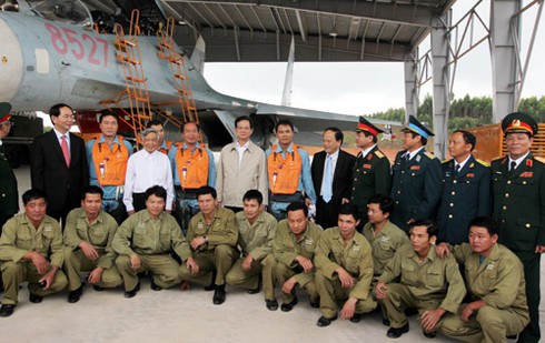 Thủ tướng Nguyễn Tấn Dũng thăm Trung đoàn không quân 940