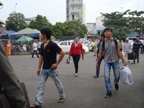 Sinh viên ùn ùn trở lại Sài Gòn sau Tết