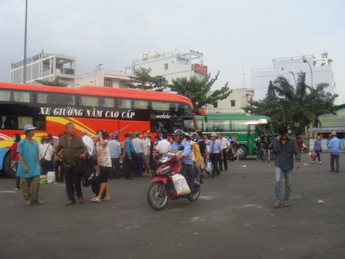 Sinh viên ùn ùn trở lại Sài Gòn sau Tết