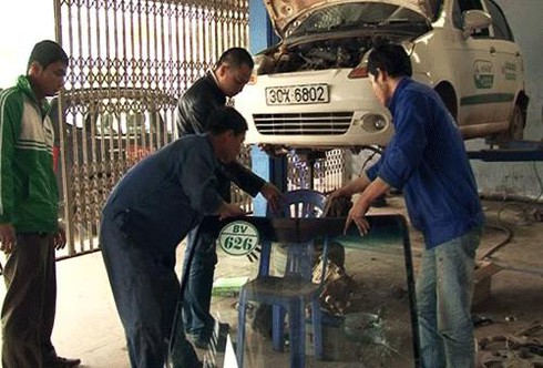 `Cao bồi thôn` đánh tài xế, cướp taxi chạy loạn