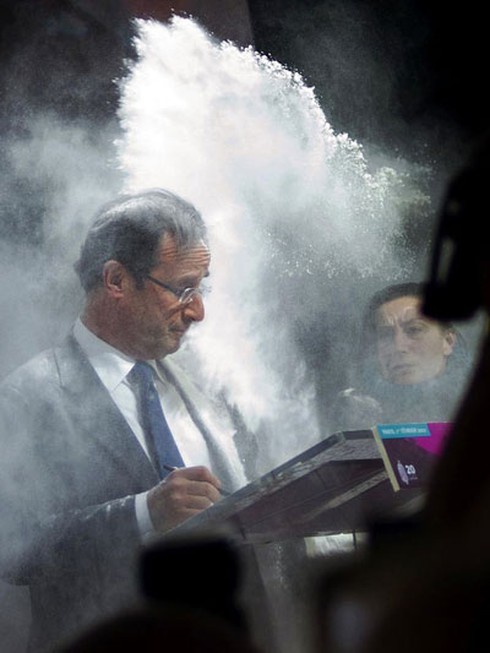 Đối thủ của ông Sarkozy dính trọn túi bột khi đang thuyết trình