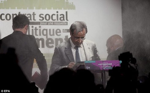 Đối thủ của ông Sarkozy dính trọn túi bột khi đang thuyết trình