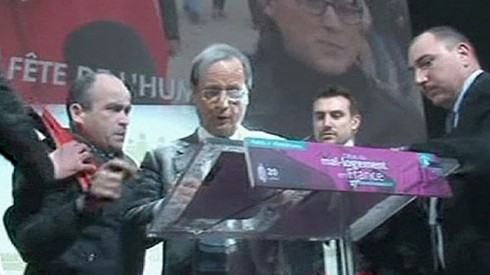 Đối thủ của ông Sarkozy dính trọn túi bột khi đang thuyết trình