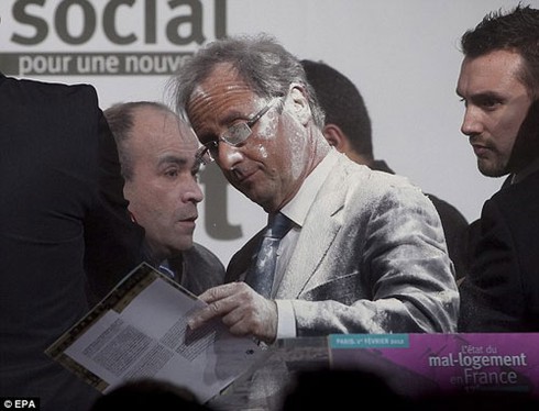 Đối thủ của ông Sarkozy dính trọn túi bột khi đang thuyết trình