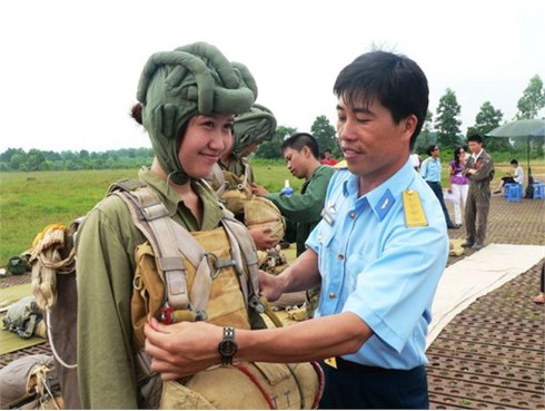 Xem các `nữ biệt kích` dù Hà Nội luyện tập đổ bộ đường không