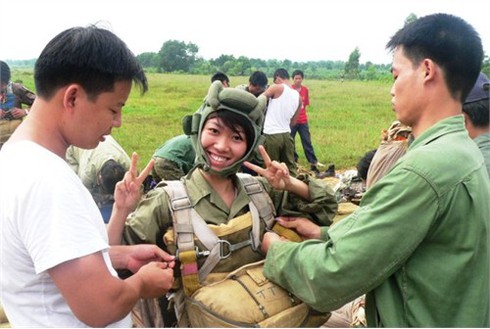 Xem các `nữ biệt kích` dù Hà Nội luyện tập đổ bộ đường không