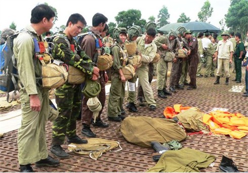 Xem các `nữ biệt kích` dù Hà Nội luyện tập đổ bộ đường không