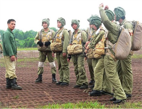 Xem các `nữ biệt kích` dù Hà Nội luyện tập đổ bộ đường không