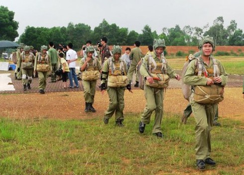 Xem các `nữ biệt kích` dù Hà Nội luyện tập đổ bộ đường không