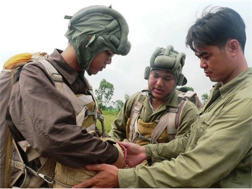 Xem các `nữ biệt kích` dù Hà Nội luyện tập đổ bộ đường không