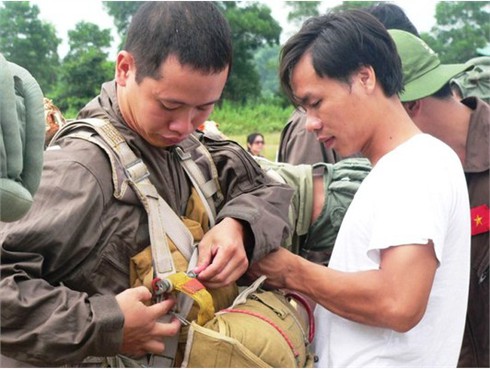 Xem các `nữ biệt kích` dù Hà Nội luyện tập đổ bộ đường không