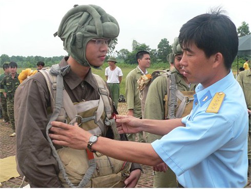 Xem các `nữ biệt kích` dù Hà Nội luyện tập đổ bộ đường không