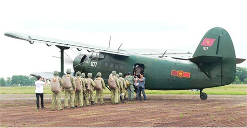 Xem các `nữ biệt kích` dù Hà Nội luyện tập đổ bộ đường không