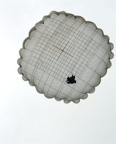 Xem các `nữ biệt kích` dù Hà Nội luyện tập đổ bộ đường không