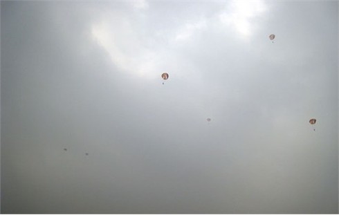 Xem các `nữ biệt kích` dù Hà Nội luyện tập đổ bộ đường không