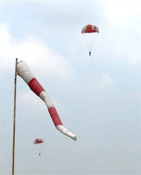 Xem các `nữ biệt kích` dù Hà Nội luyện tập đổ bộ đường không