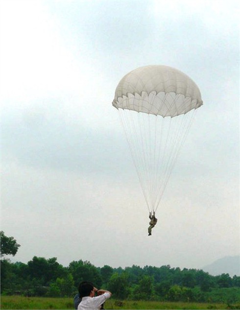 Xem các `nữ biệt kích` dù Hà Nội luyện tập đổ bộ đường không