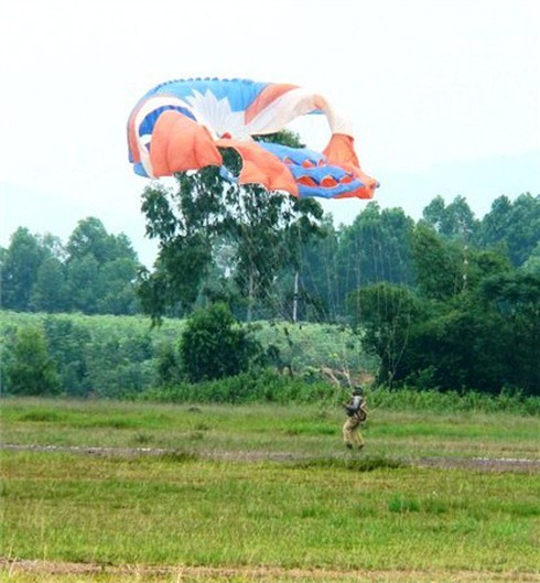 Xem các `nữ biệt kích` dù Hà Nội luyện tập đổ bộ đường không