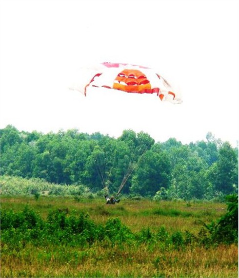 Xem các `nữ biệt kích` dù Hà Nội luyện tập đổ bộ đường không